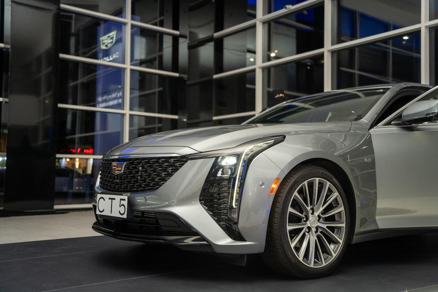  تصميم كاديلاك CT5 2025 من الأمام